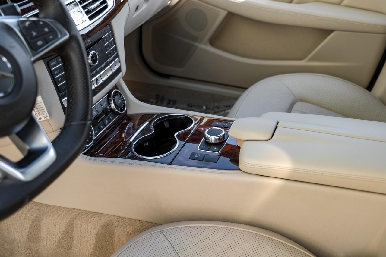 Mercedes-Benz CLS Vehicle Main Gallery Image 24