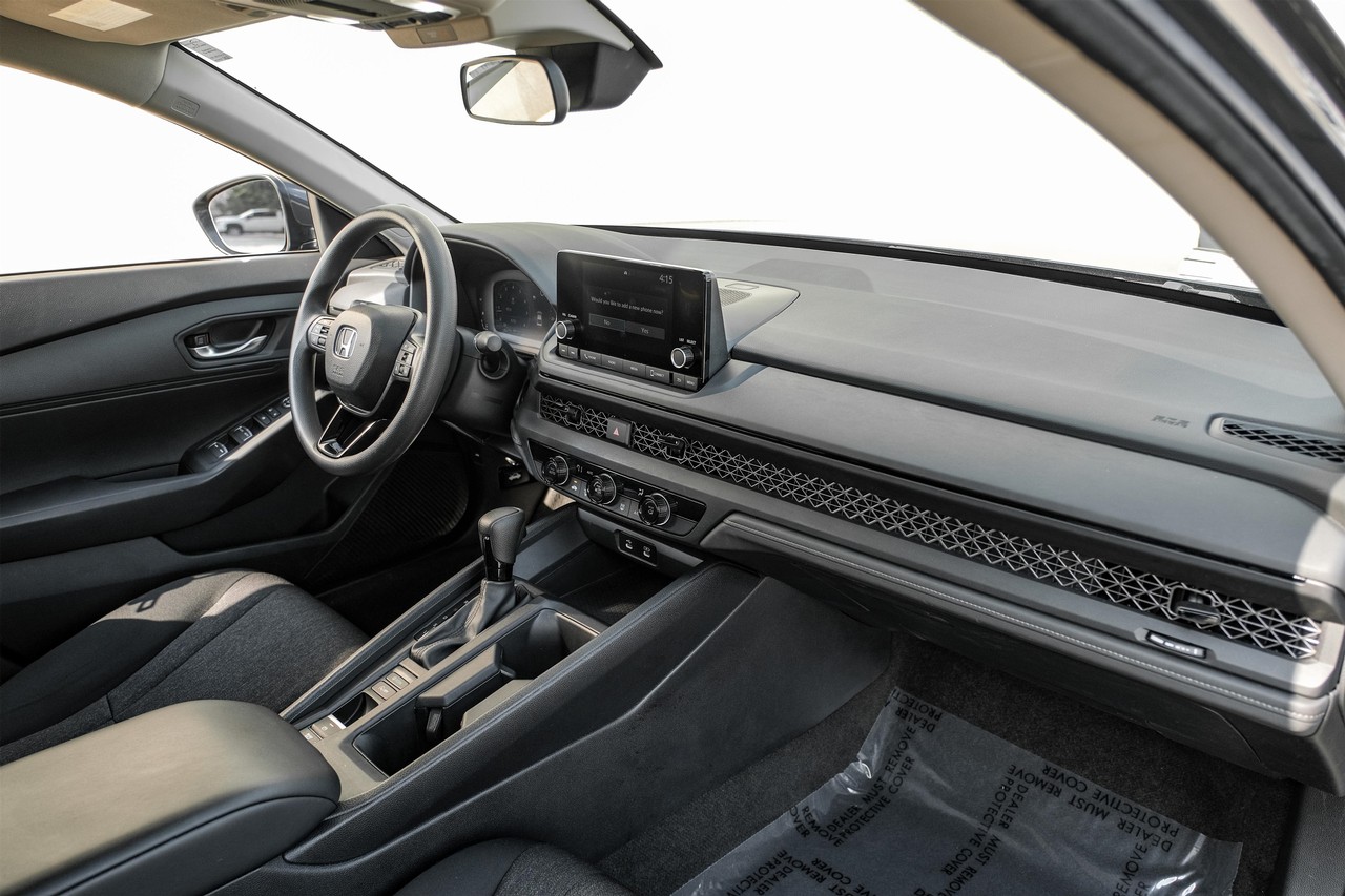 Honda Accord Vehicle Main Gallery Image 12