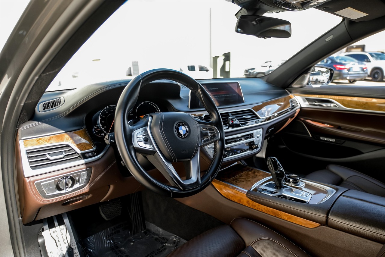 BMW 740i Vehicle Main Gallery Image 03