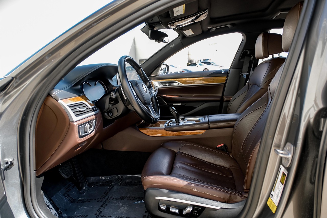 BMW 740i Vehicle Main Gallery Image 04