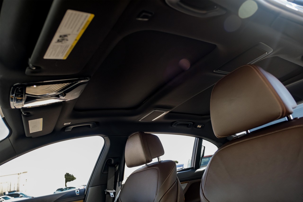 BMW 740i Vehicle Main Gallery Image 05