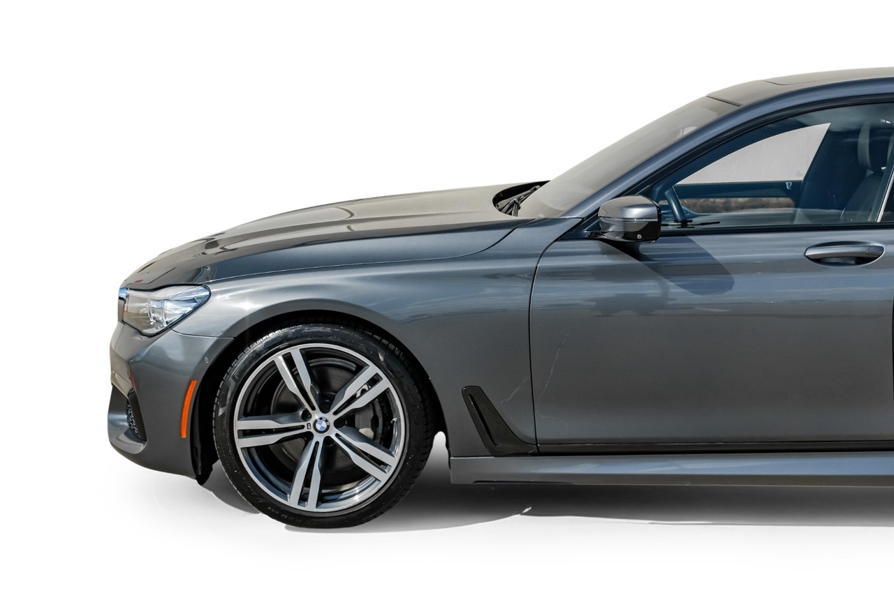 BMW 740i Vehicle Main Gallery Image 13