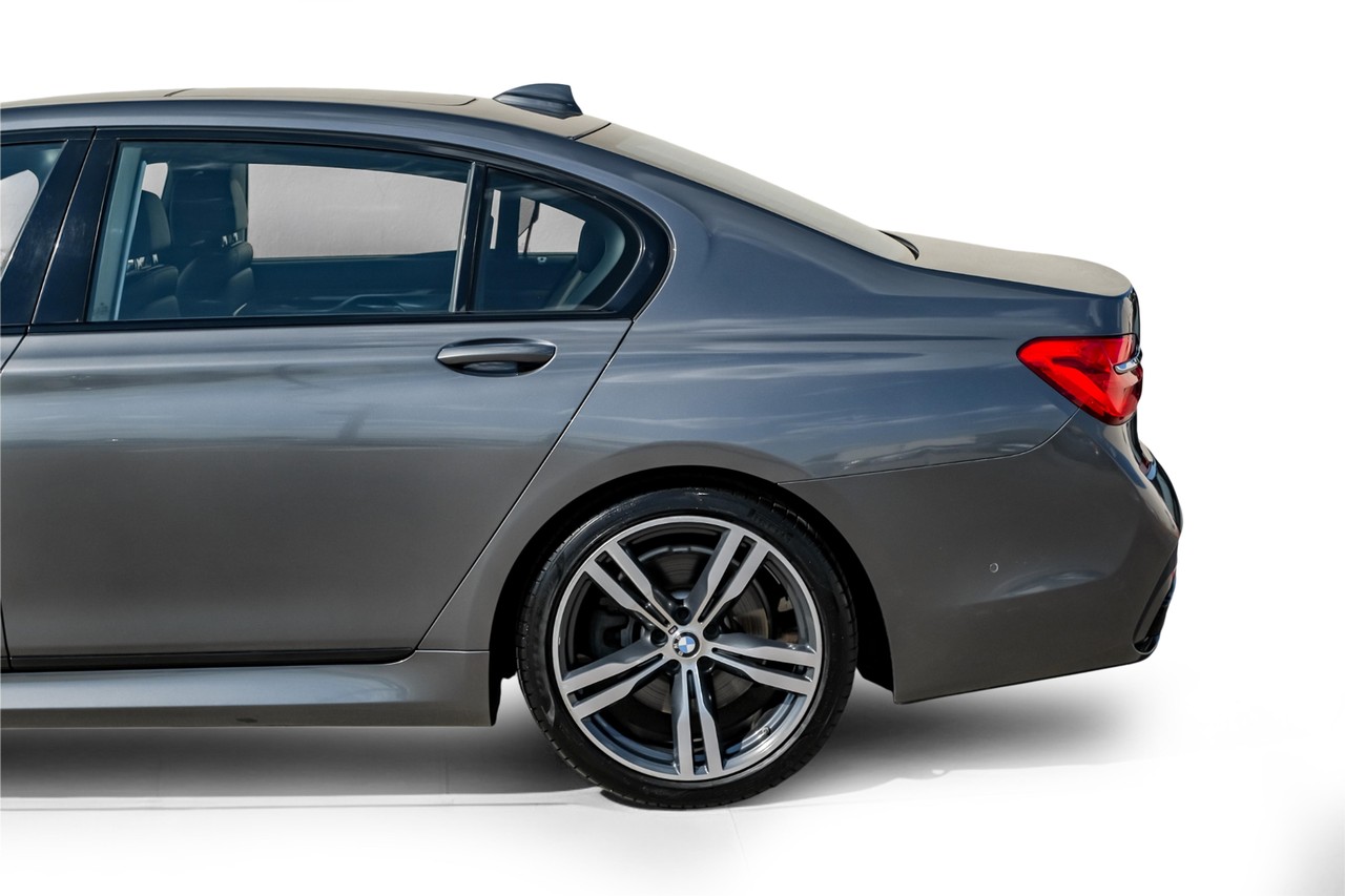 BMW 740i Vehicle Main Gallery Image 14