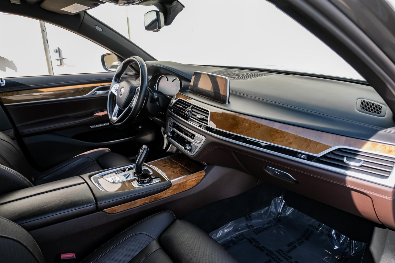 BMW 740i Vehicle Main Gallery Image 15