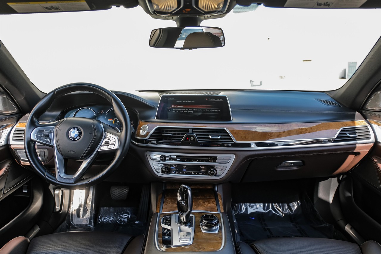 BMW 740i Vehicle Main Gallery Image 16