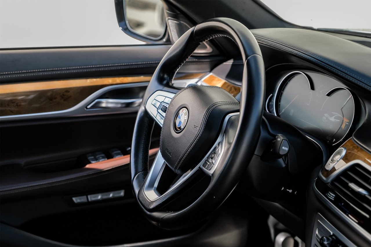BMW 740i Vehicle Main Gallery Image 17