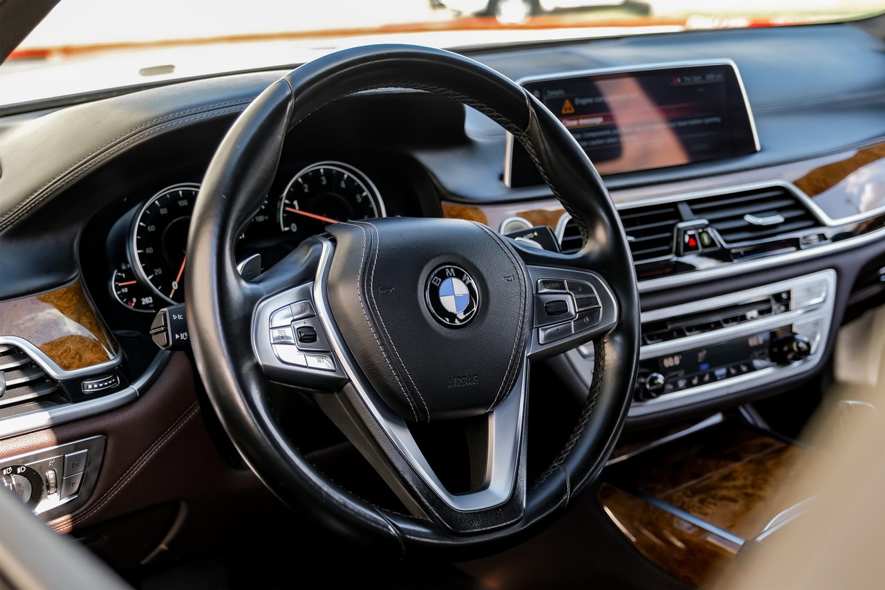 BMW 740i Vehicle Main Gallery Image 18