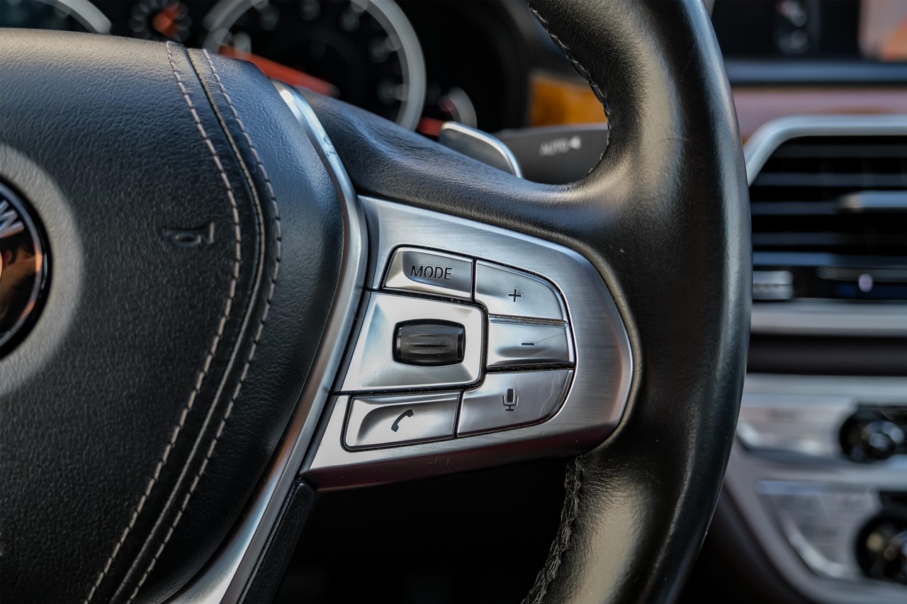 BMW 740i Vehicle Main Gallery Image 20