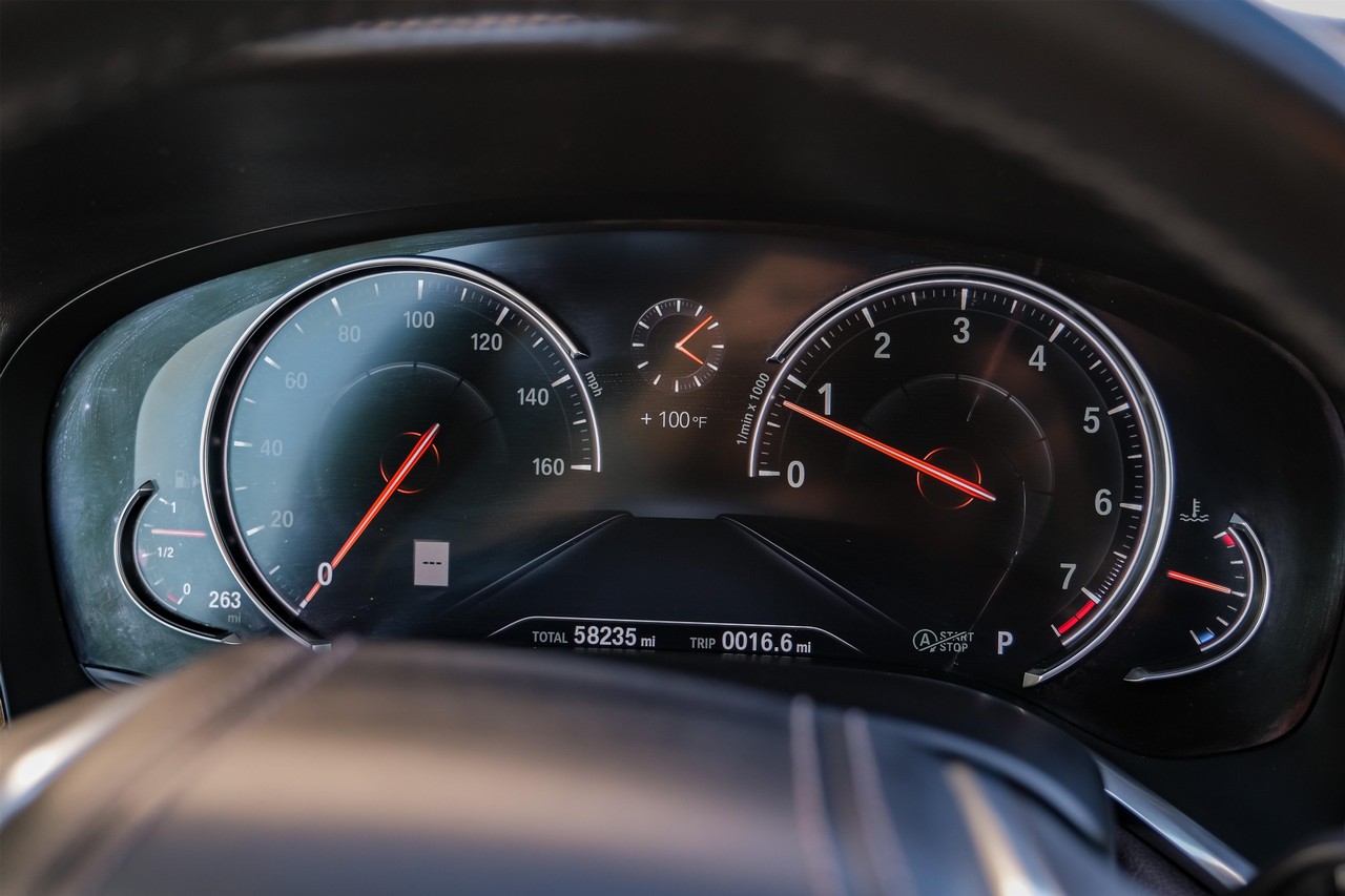 BMW 740i Vehicle Main Gallery Image 21