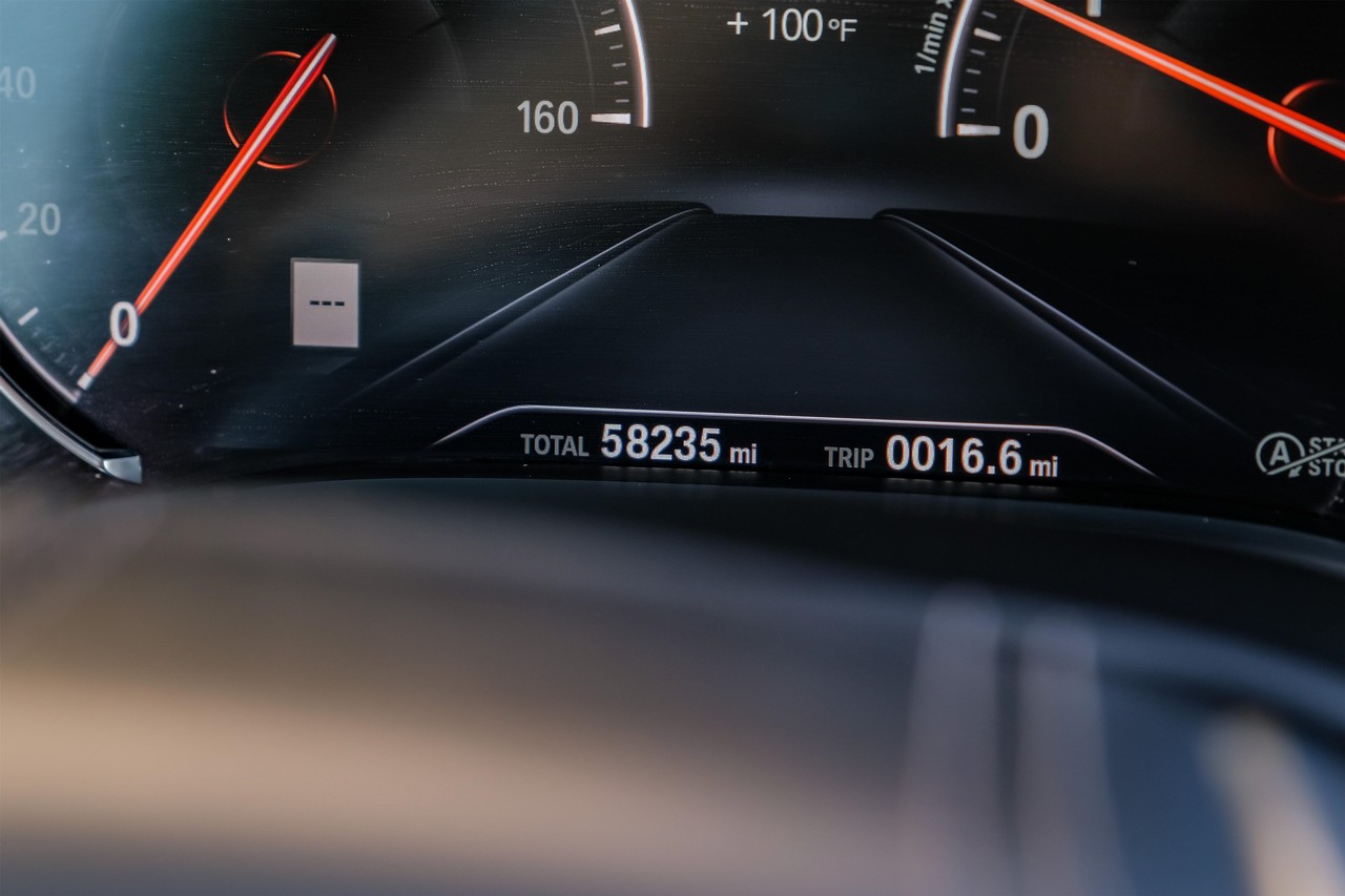 BMW 740i Vehicle Main Gallery Image 22