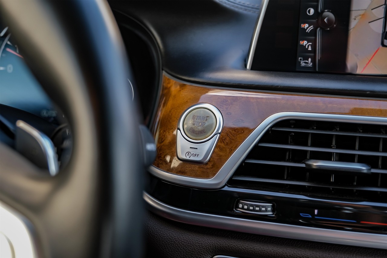 BMW 740i Vehicle Main Gallery Image 23