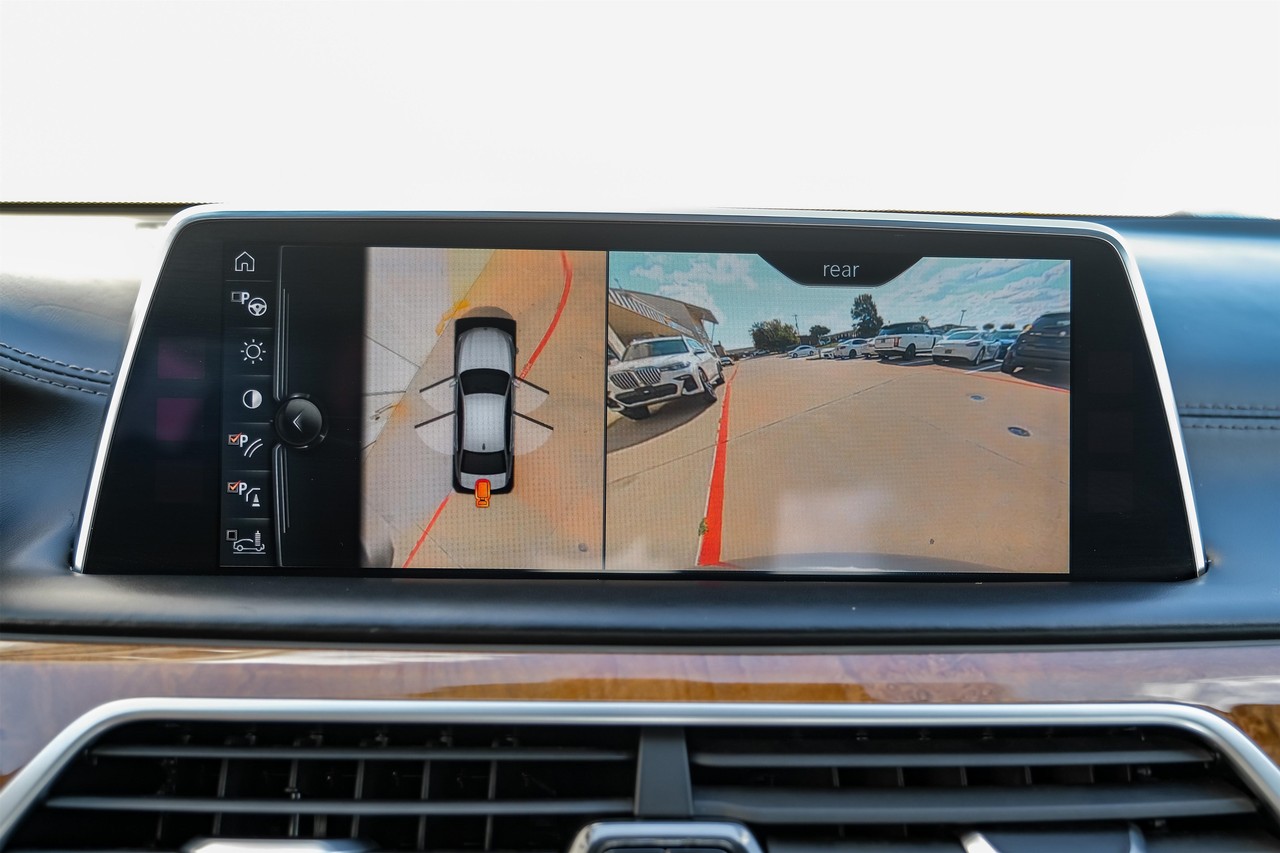 BMW 740i Vehicle Main Gallery Image 24