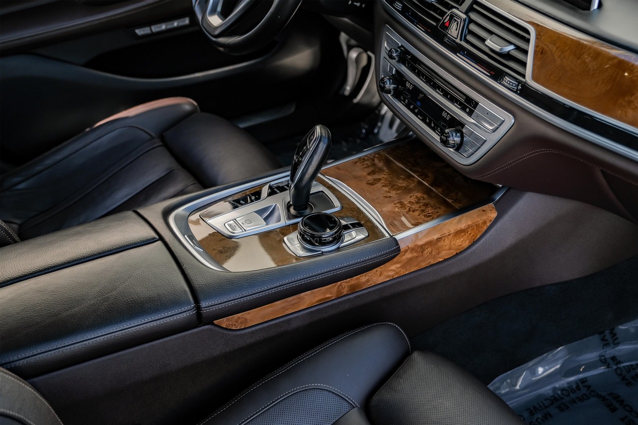 BMW 740i Vehicle Main Gallery Image 26