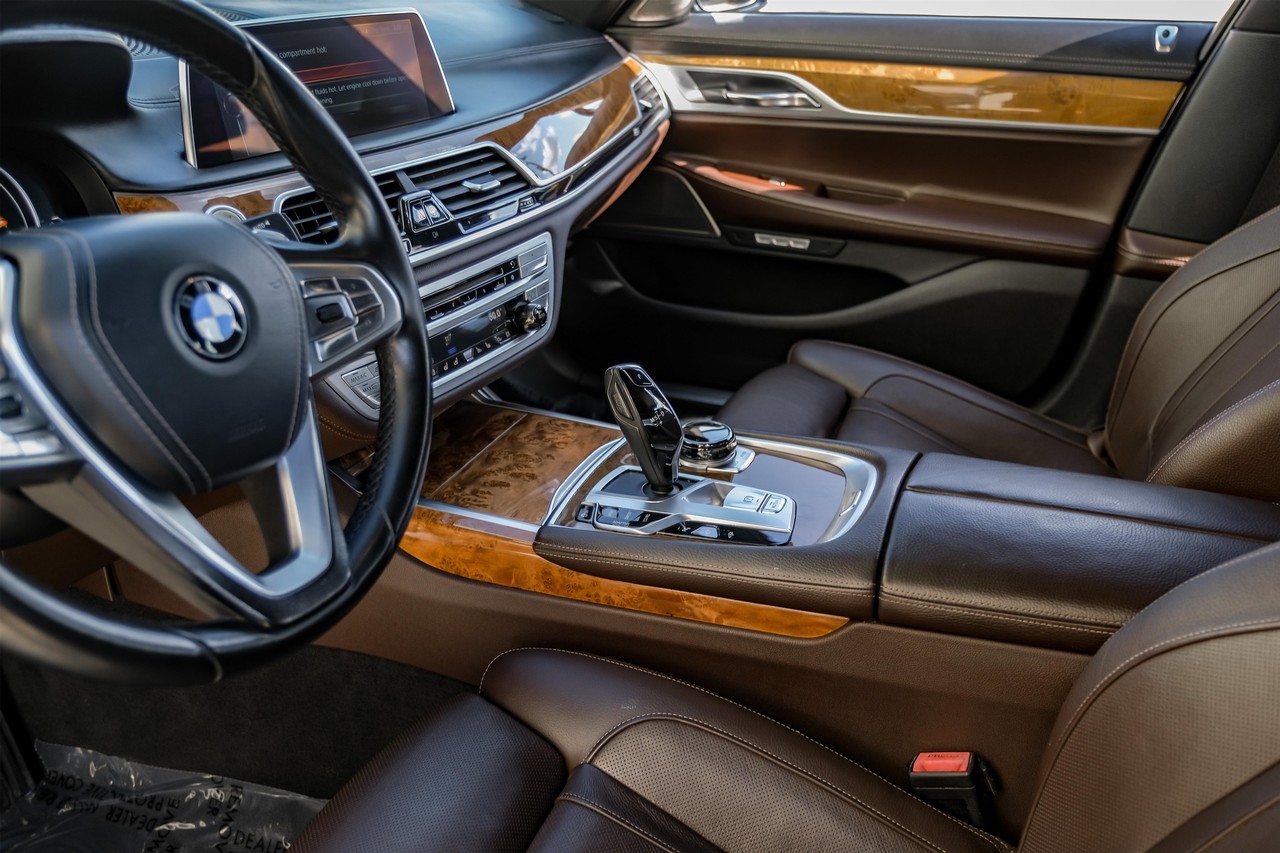BMW 740i Vehicle Main Gallery Image 27