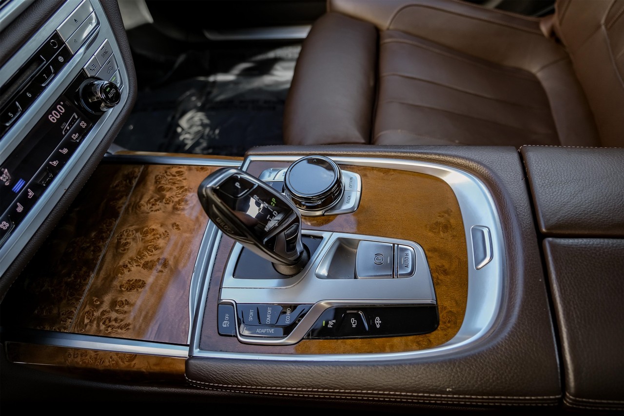 BMW 740i Vehicle Main Gallery Image 28