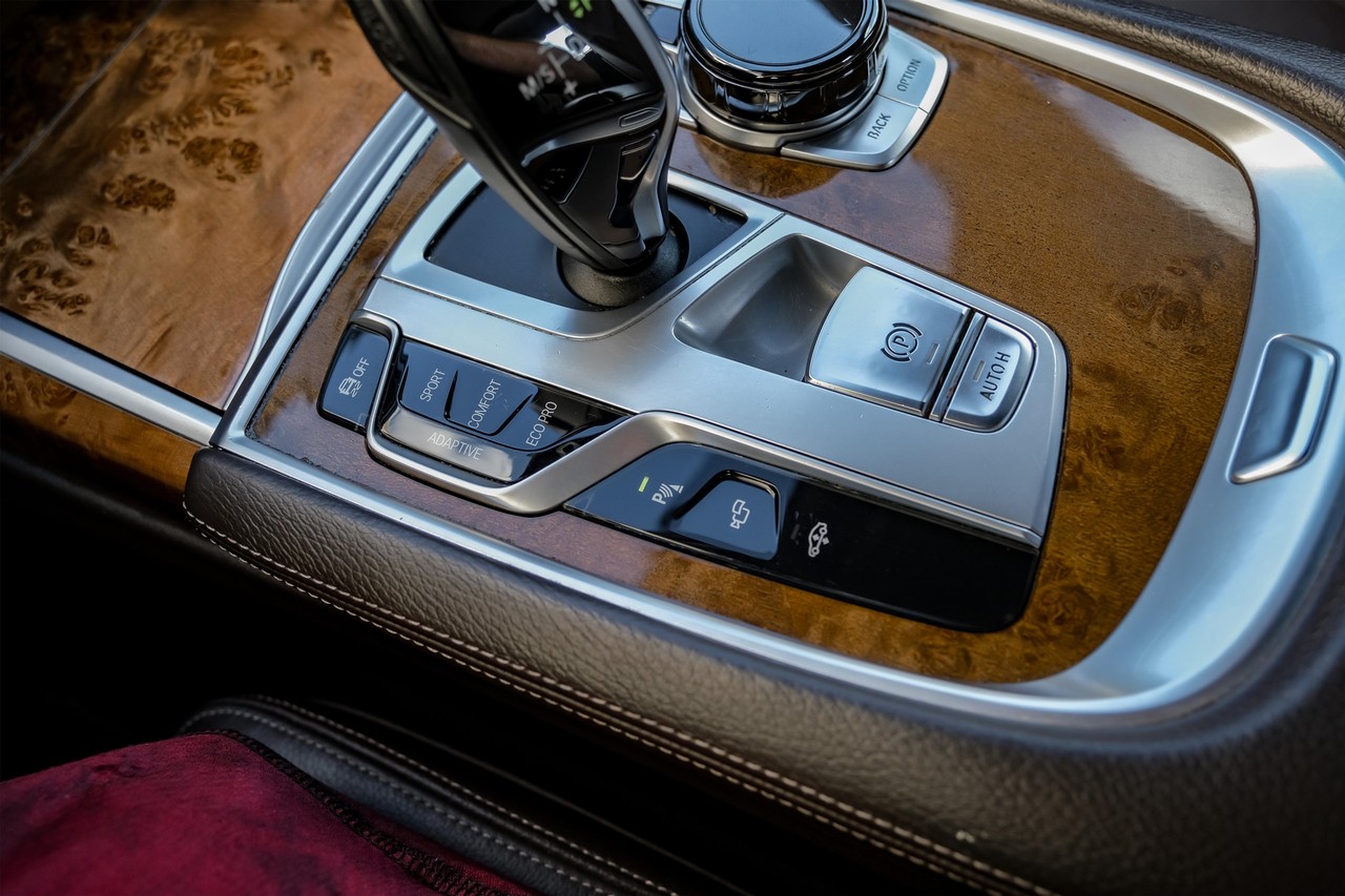 BMW 740i Vehicle Main Gallery Image 29
