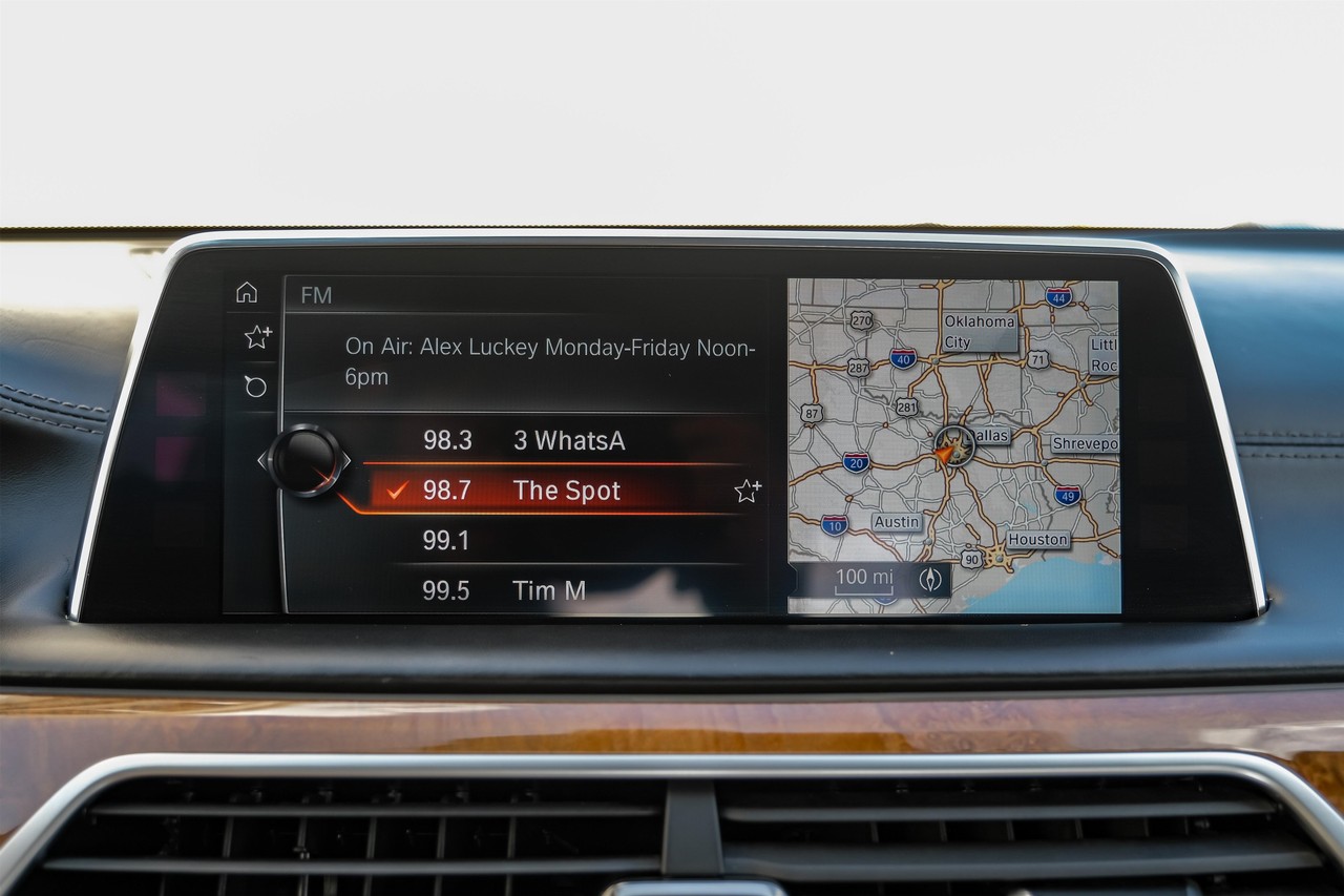 BMW 740i Vehicle Main Gallery Image 30