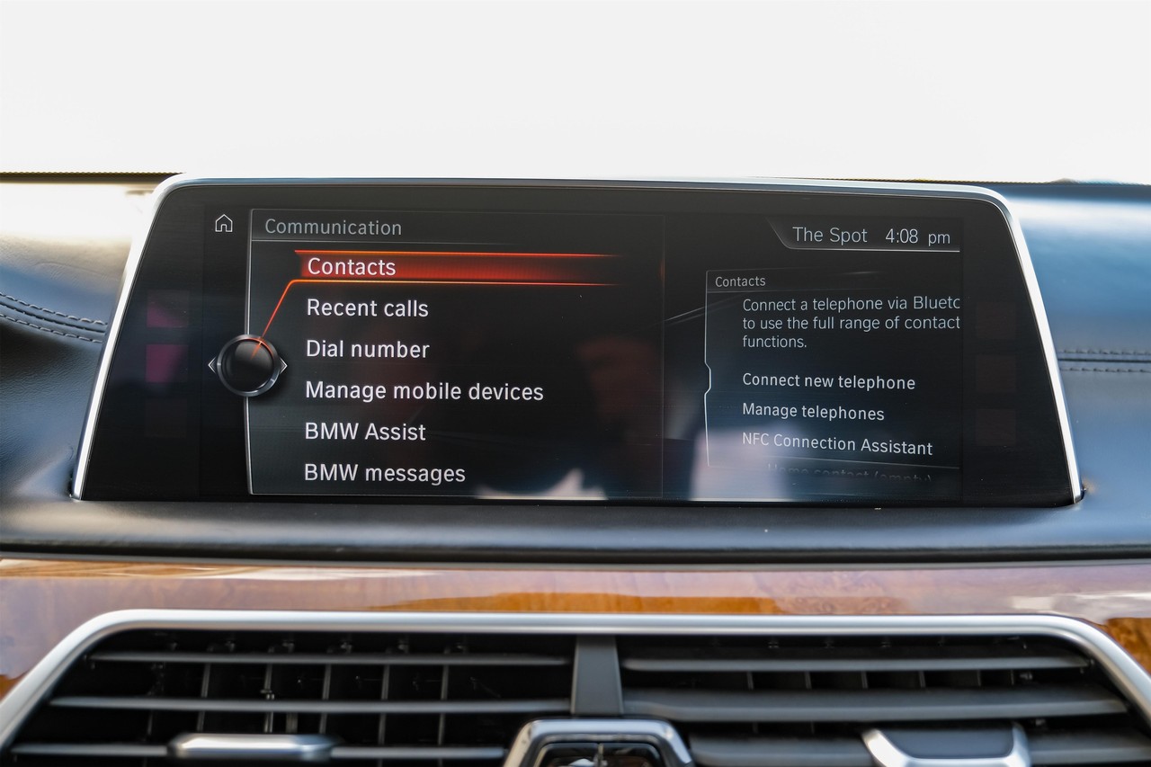 BMW 740i Vehicle Main Gallery Image 31