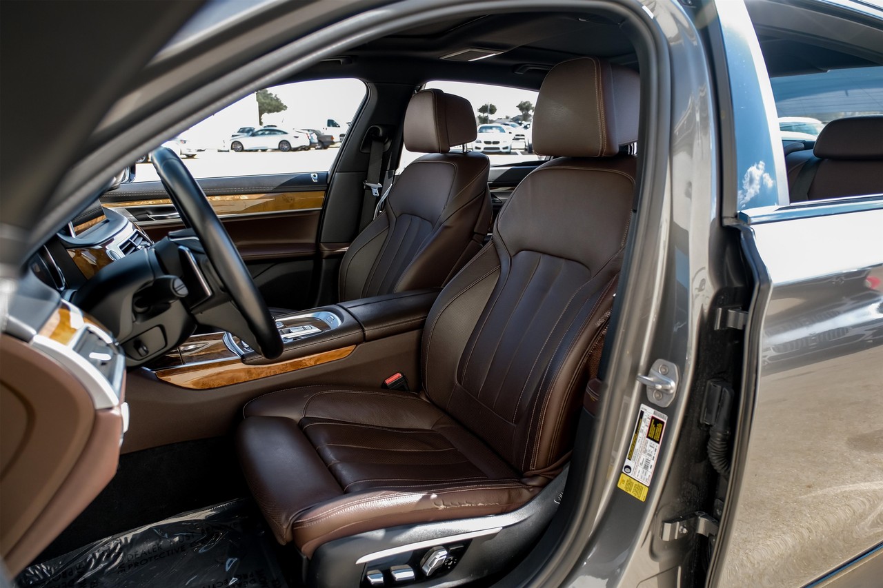 BMW 740i Vehicle Main Gallery Image 32