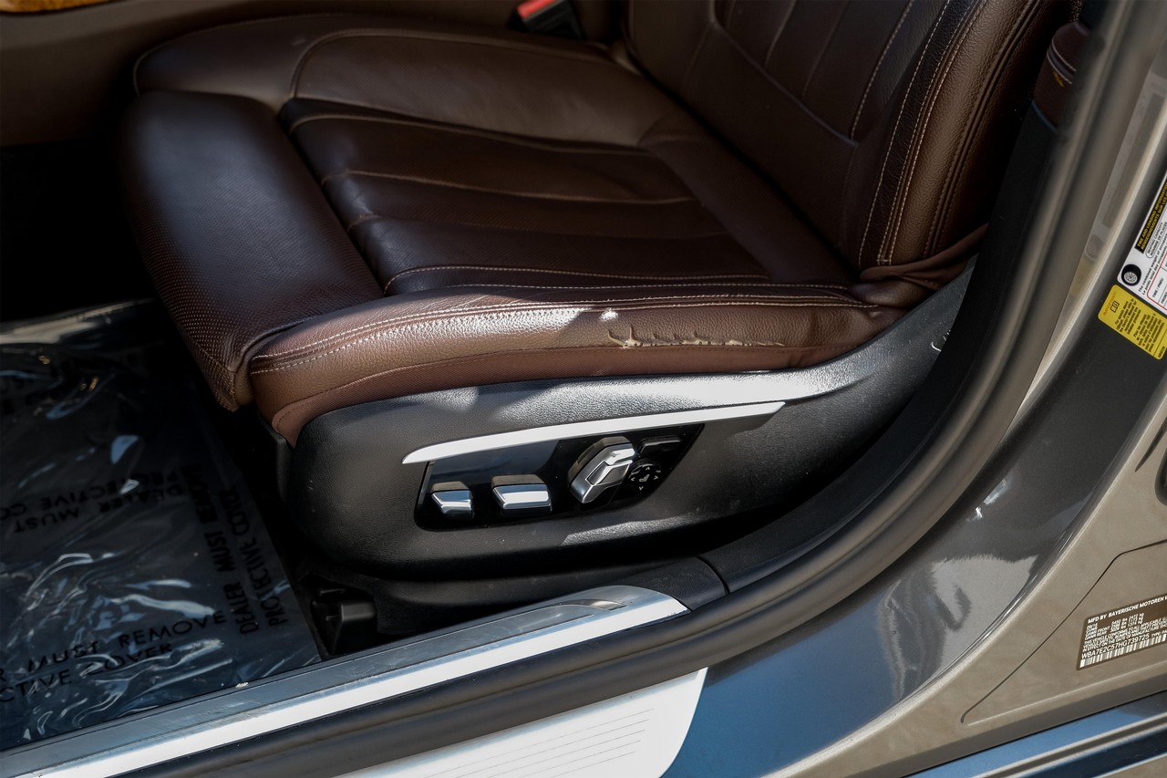 BMW 740i Vehicle Main Gallery Image 33