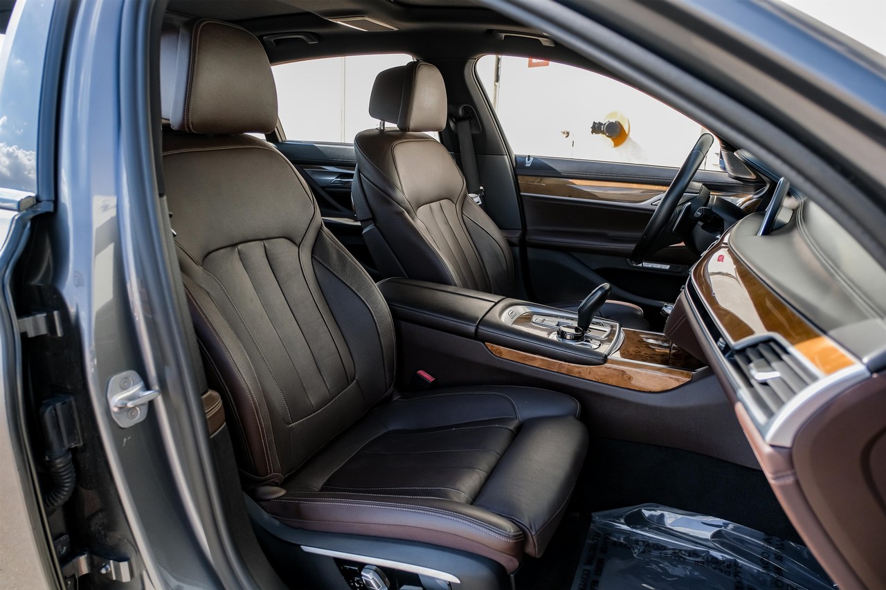 BMW 740i Vehicle Main Gallery Image 34