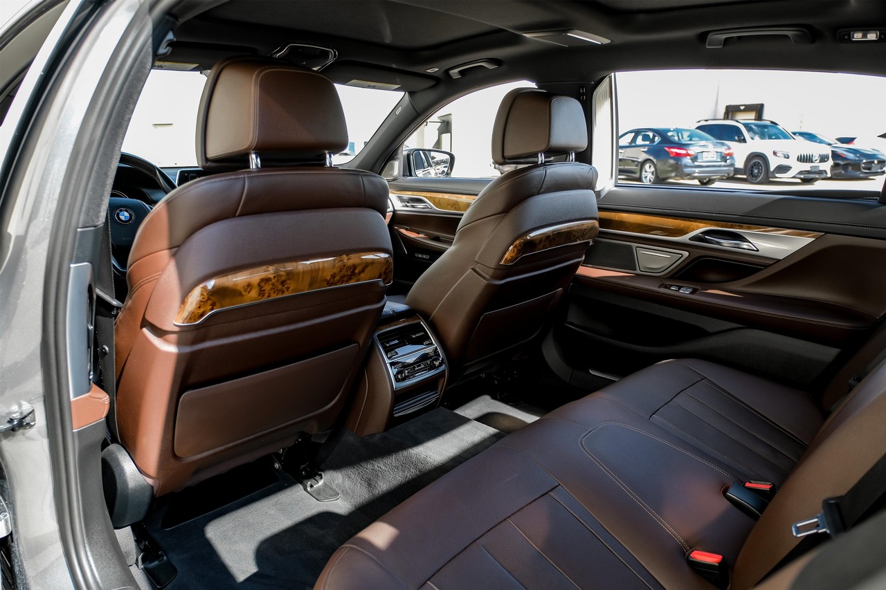 BMW 740i Vehicle Main Gallery Image 37