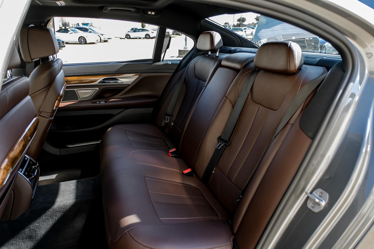 BMW 740i Vehicle Main Gallery Image 38