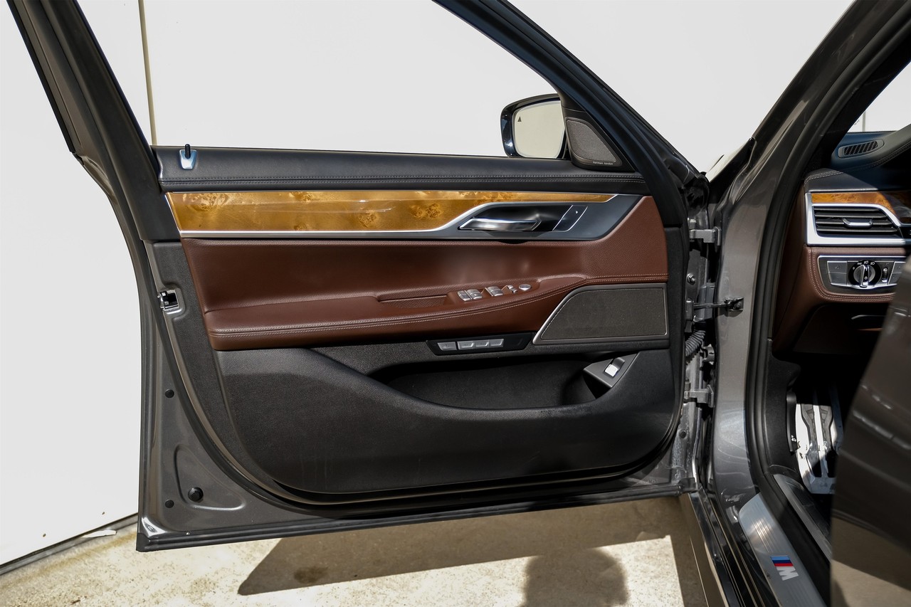 BMW 740i Vehicle Main Gallery Image 39
