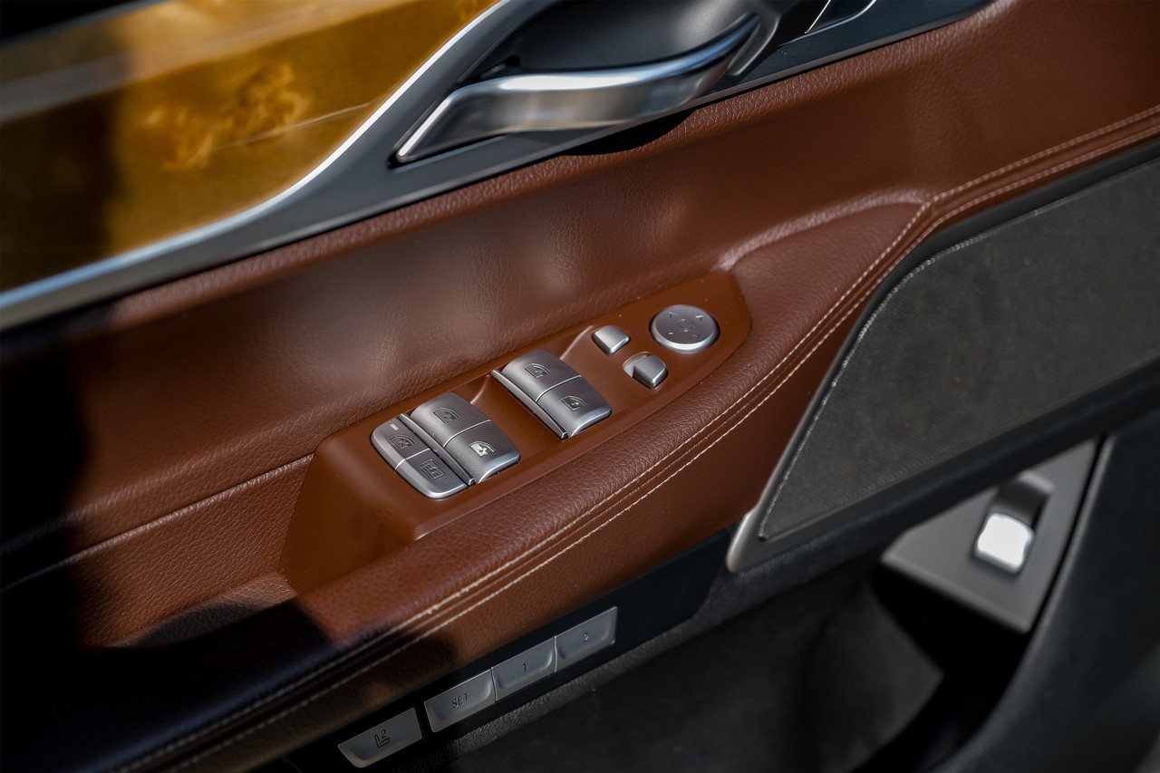 BMW 740i Vehicle Main Gallery Image 40