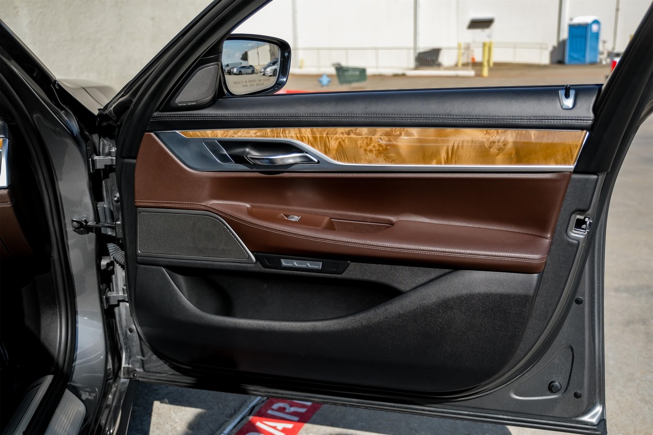 BMW 740i Vehicle Main Gallery Image 41