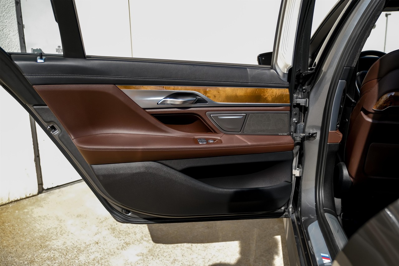 BMW 740i Vehicle Main Gallery Image 42