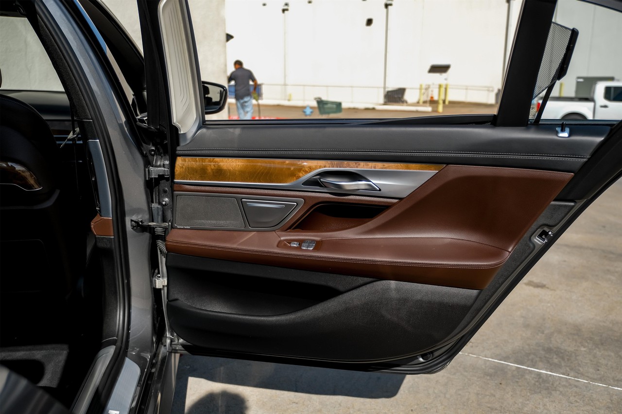 BMW 740i Vehicle Main Gallery Image 43