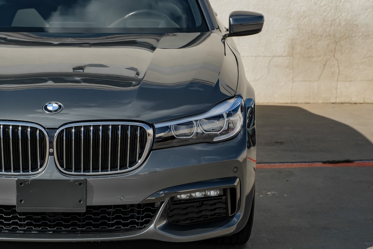 BMW 740i Vehicle Main Gallery Image 46