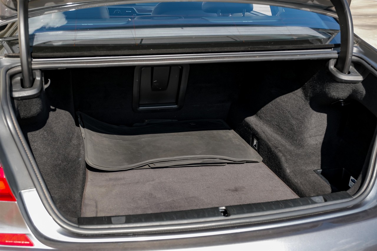 BMW 740i Vehicle Main Gallery Image 49