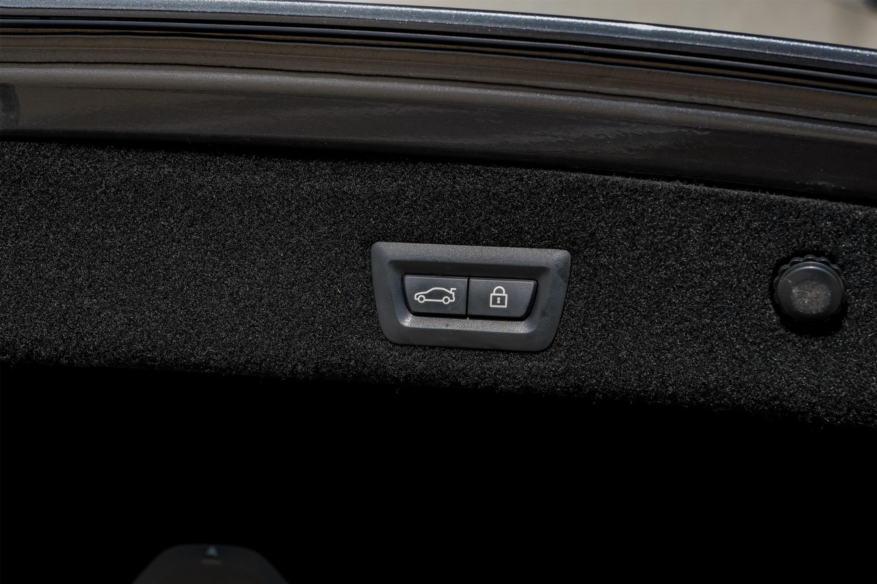 BMW 740i Vehicle Main Gallery Image 50