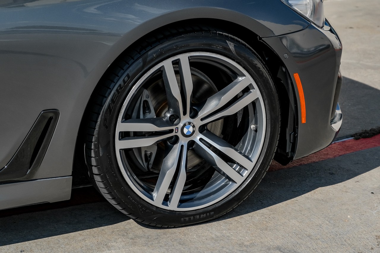 BMW 740i Vehicle Main Gallery Image 52
