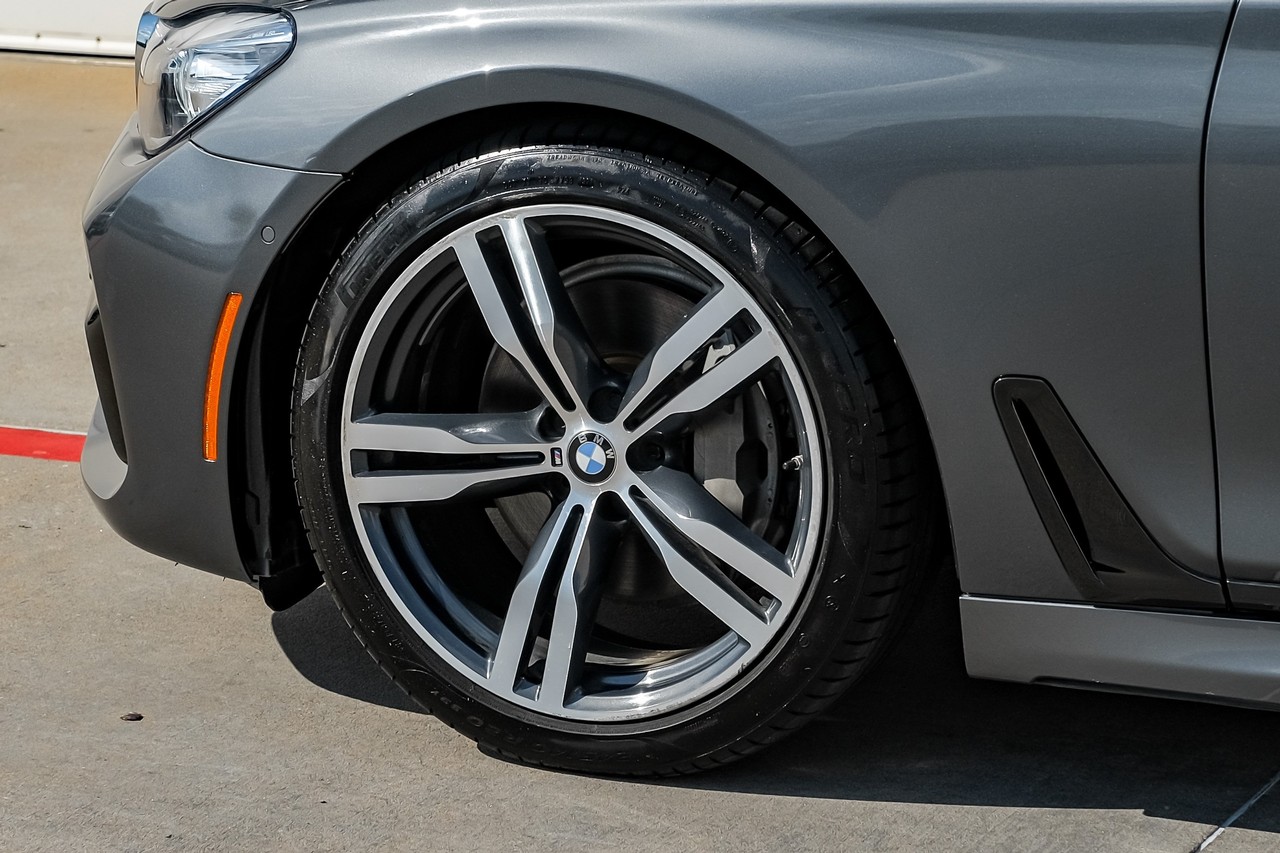 BMW 740i Vehicle Main Gallery Image 53