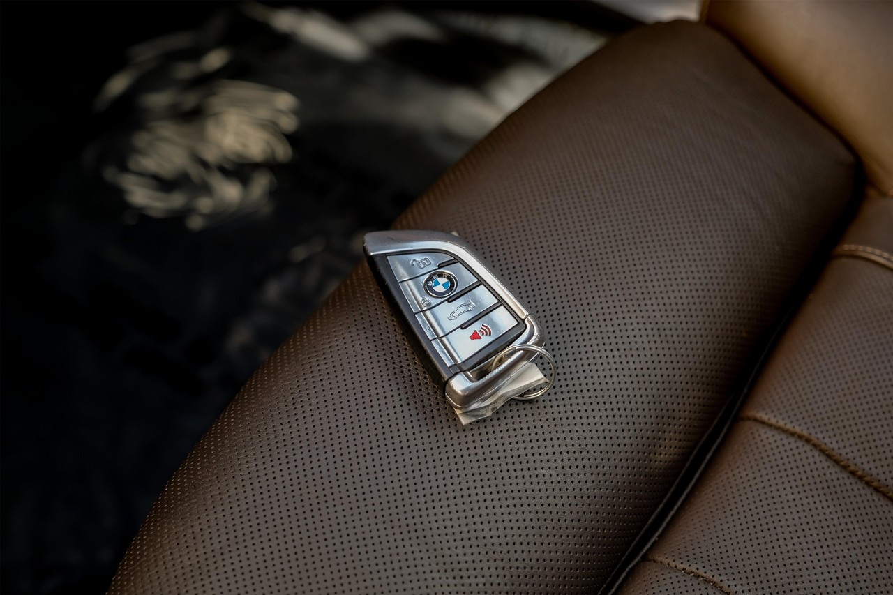 BMW 740i Vehicle Main Gallery Image 55