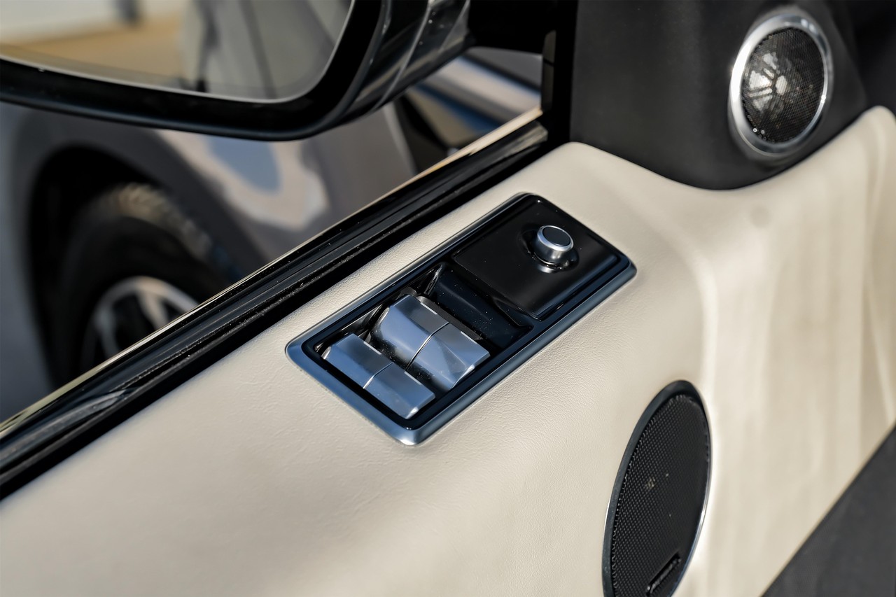 Land Rover Range Rover Sport Vehicle Main Gallery Image 31