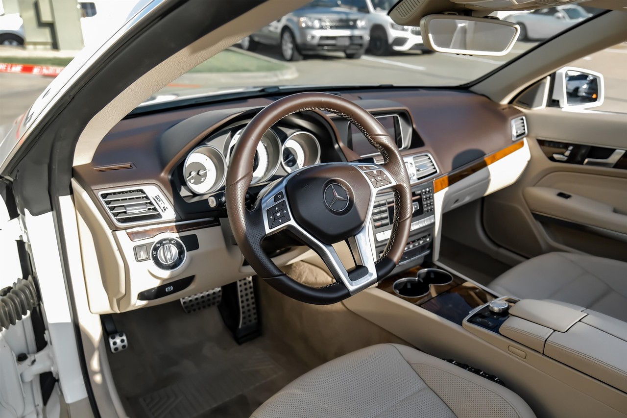 Mercedes-Benz E-Class Vehicle Main Gallery Image 04