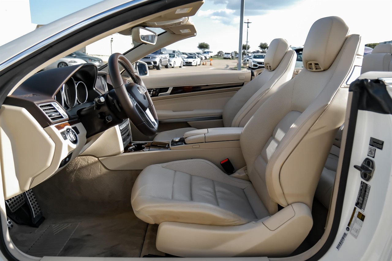 Mercedes-Benz E-Class Vehicle Main Gallery Image 05