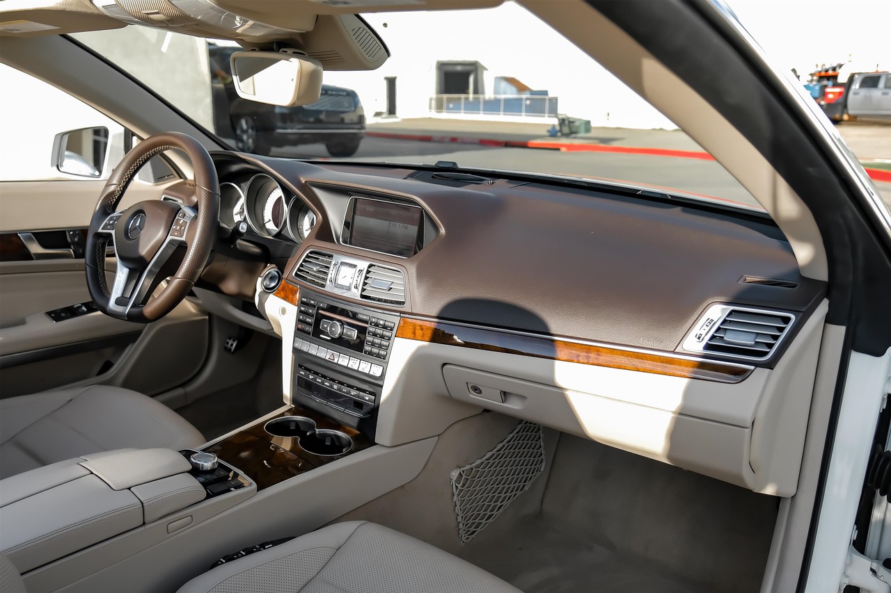 Mercedes-Benz E-Class Vehicle Main Gallery Image 15