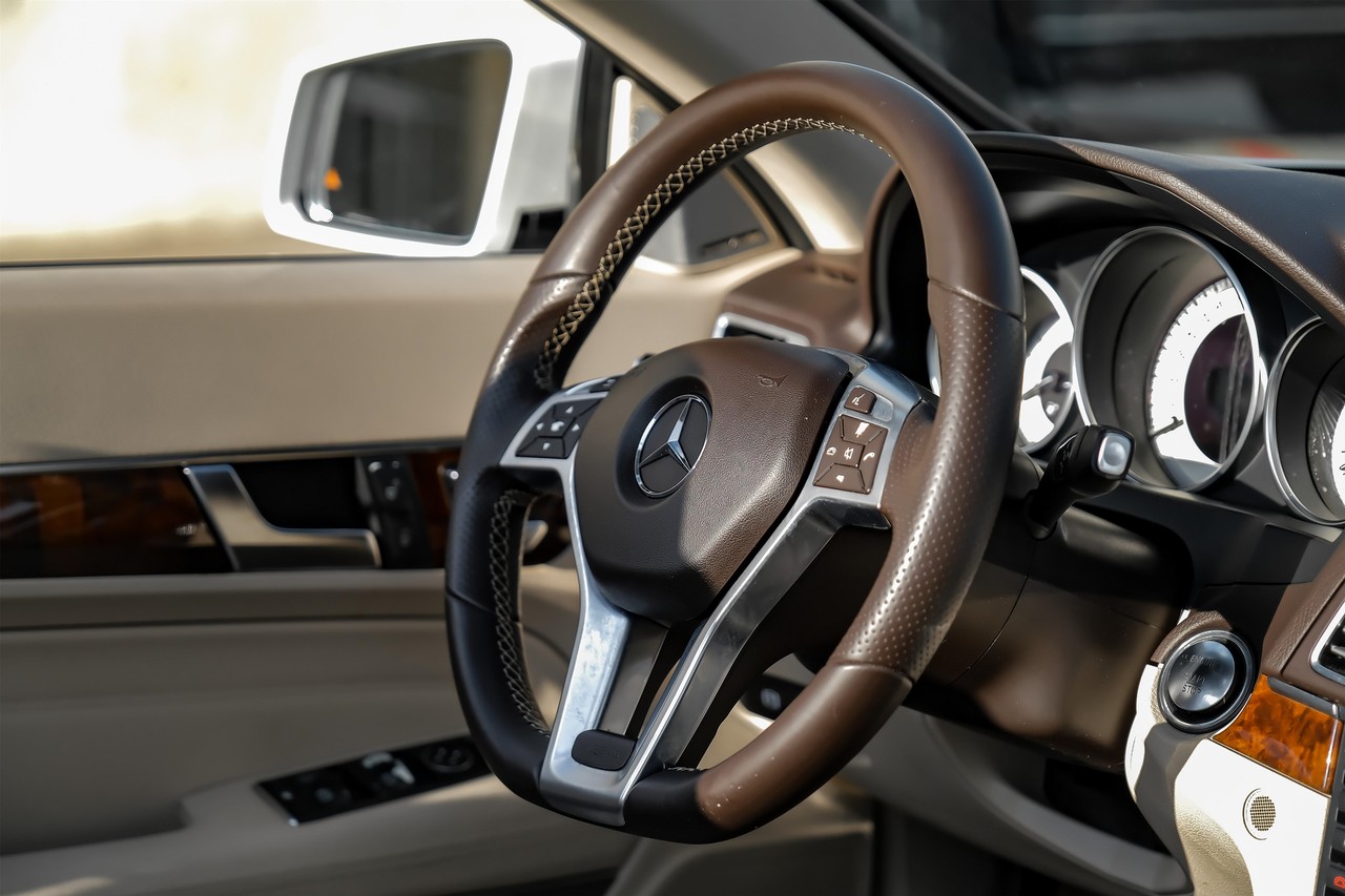 Mercedes-Benz E-Class Vehicle Main Gallery Image 16