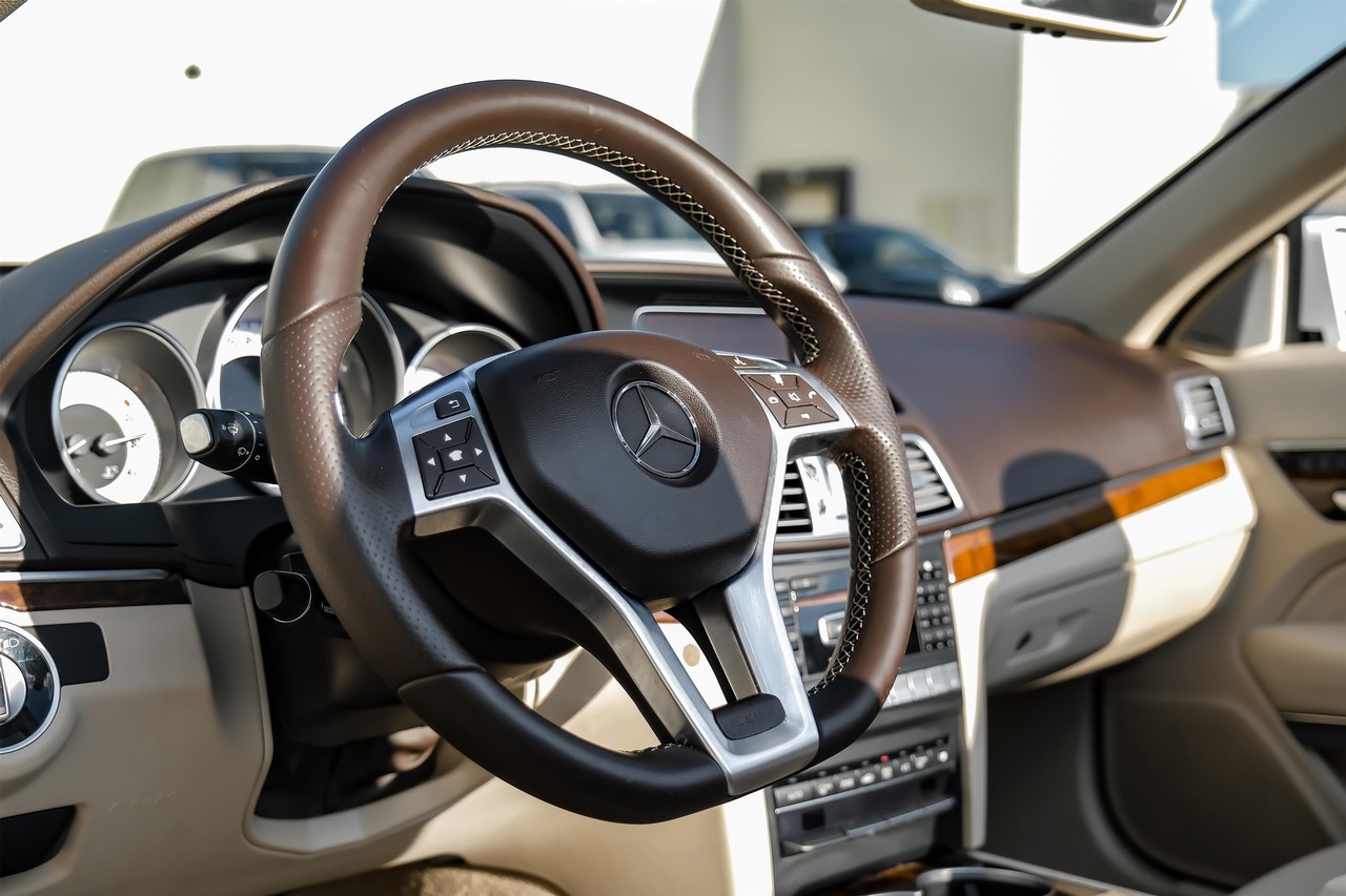 Mercedes-Benz E-Class Vehicle Main Gallery Image 17