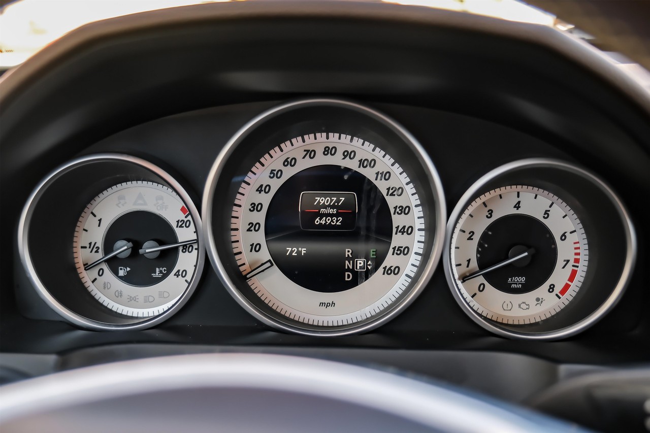 Mercedes-Benz E-Class Vehicle Main Gallery Image 18