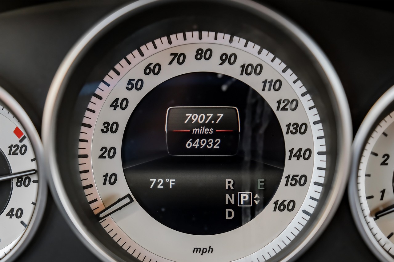 Mercedes-Benz E-Class Vehicle Main Gallery Image 19