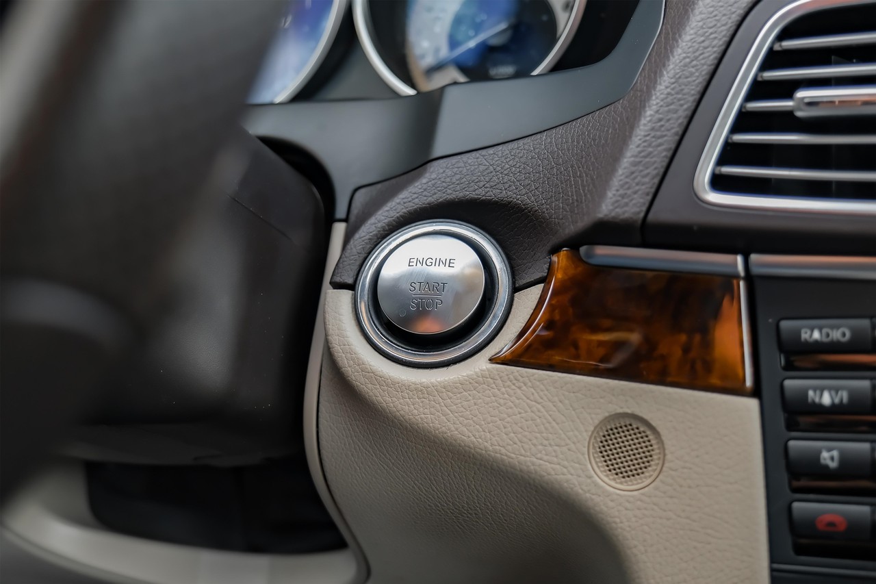 Mercedes-Benz E-Class Vehicle Main Gallery Image 20