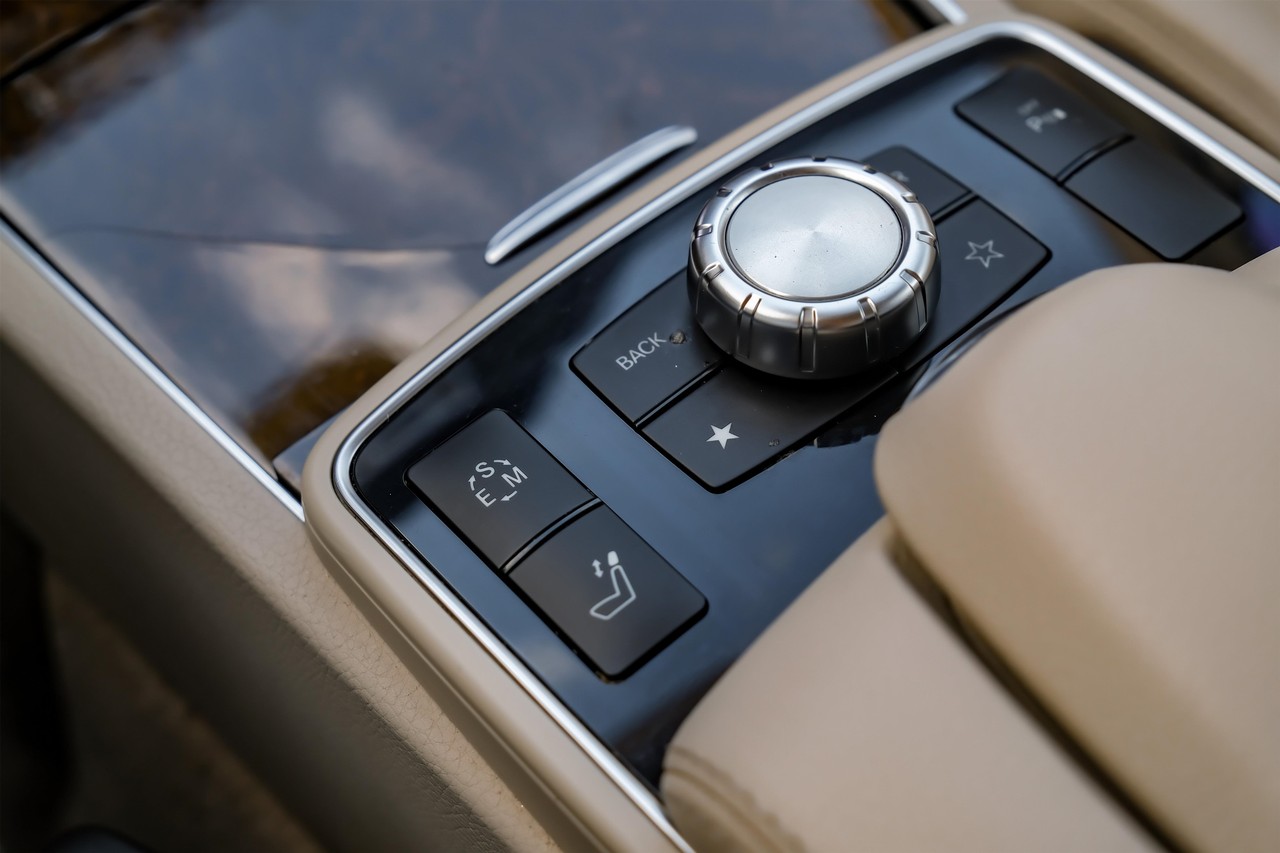 Mercedes-Benz E-Class Vehicle Main Gallery Image 21