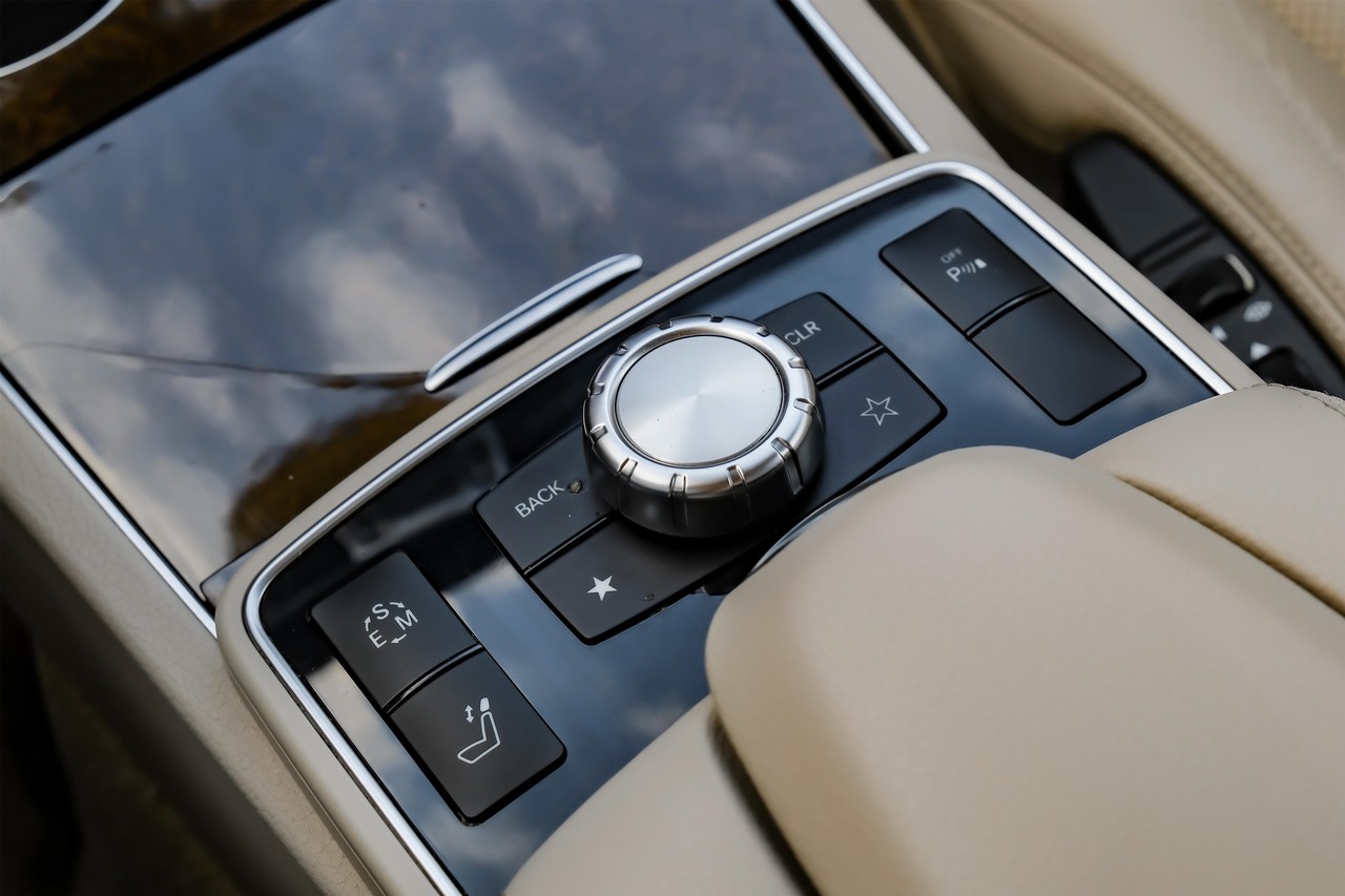 Mercedes-Benz E-Class Vehicle Main Gallery Image 22