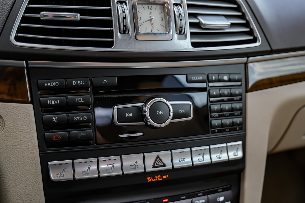 Mercedes-Benz E-Class Vehicle Main Gallery Image 23
